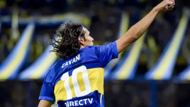 Edinson Cavani festejando un gol con Boca en la Bombonera.