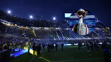 La Bombonera de noche y a su lado la Copa Libertadores.