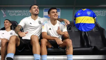 Leandro Paredes y Paulo Dybala en el Mundial de Qatar 2022 y una camiseta de Boca.