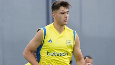 Aaron Anselmino durante un entrenamiento de Boca.