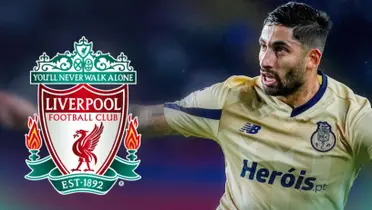 Alan Varela con la camiseta del Porto y el escudo del Liverpool a su lado.