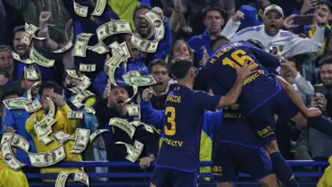 Boca festejando su gol ante Godoy Cruz junto a unos billetes.