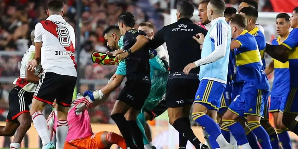 Boca y River en plena pelea durante un Superclásico.