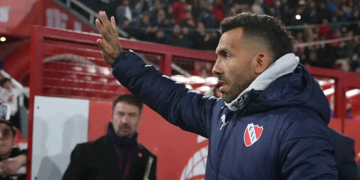 Carlos Tévez saludando a los hinchas de Independiente.