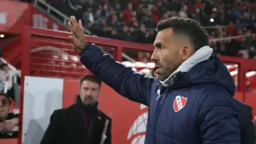 Carlos Tévez saludando a los hinchas de Independiente.