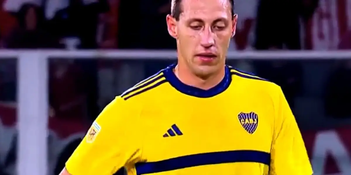 Cristian Lema siendo expulsado ante Estudiantes.