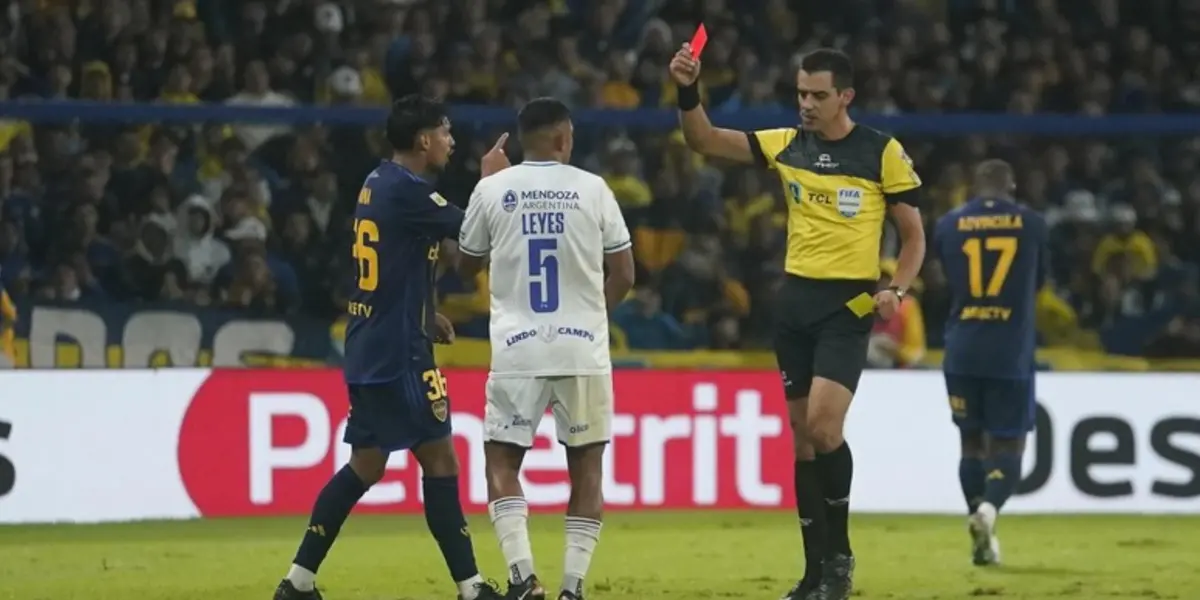 Cristian Medina en el momento de la expulsión ante Godoy Cruz.