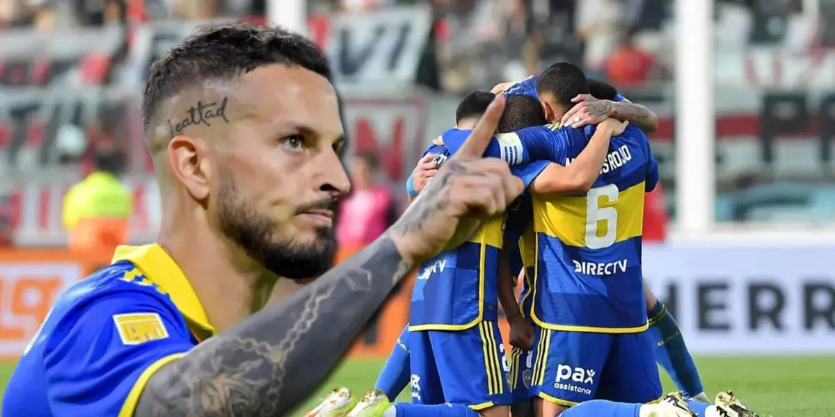 Darío Benedetto con la camiseta de Boca y de fondo, compañeros suyos de Boca.