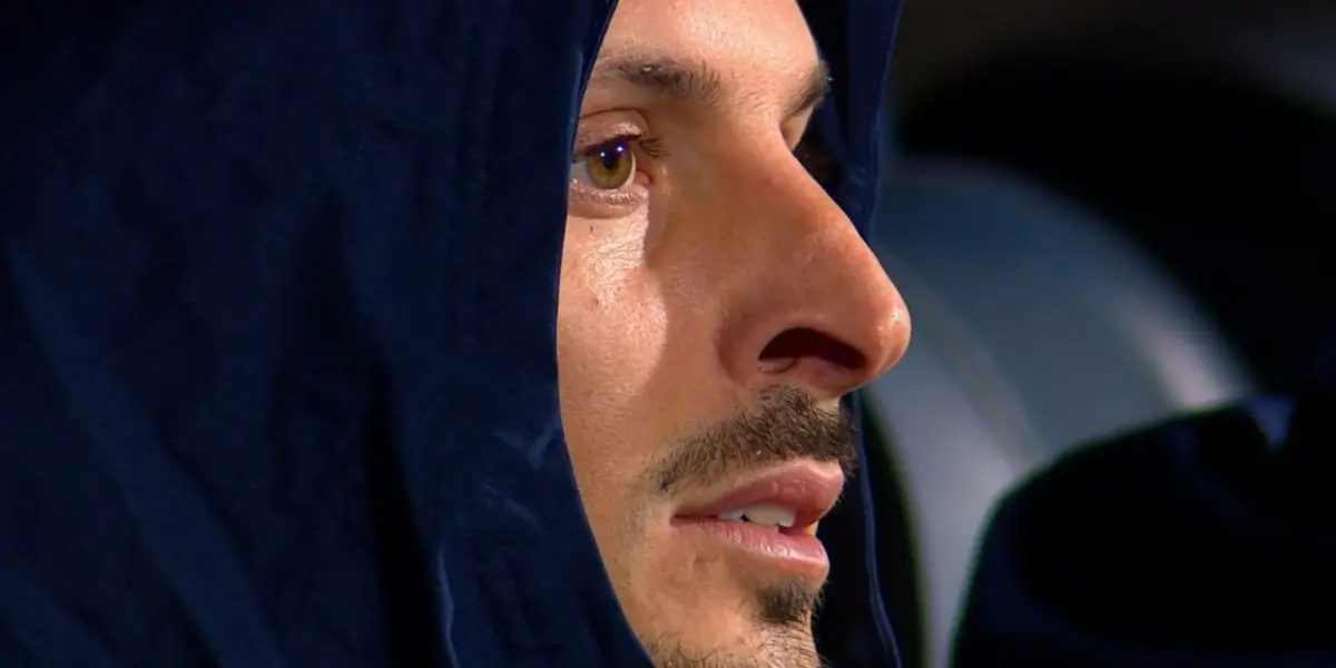 Darío Benedetto solamente estuvo el primer tiempo en cancha y luego salió reemplazado por Luis Vázquez.