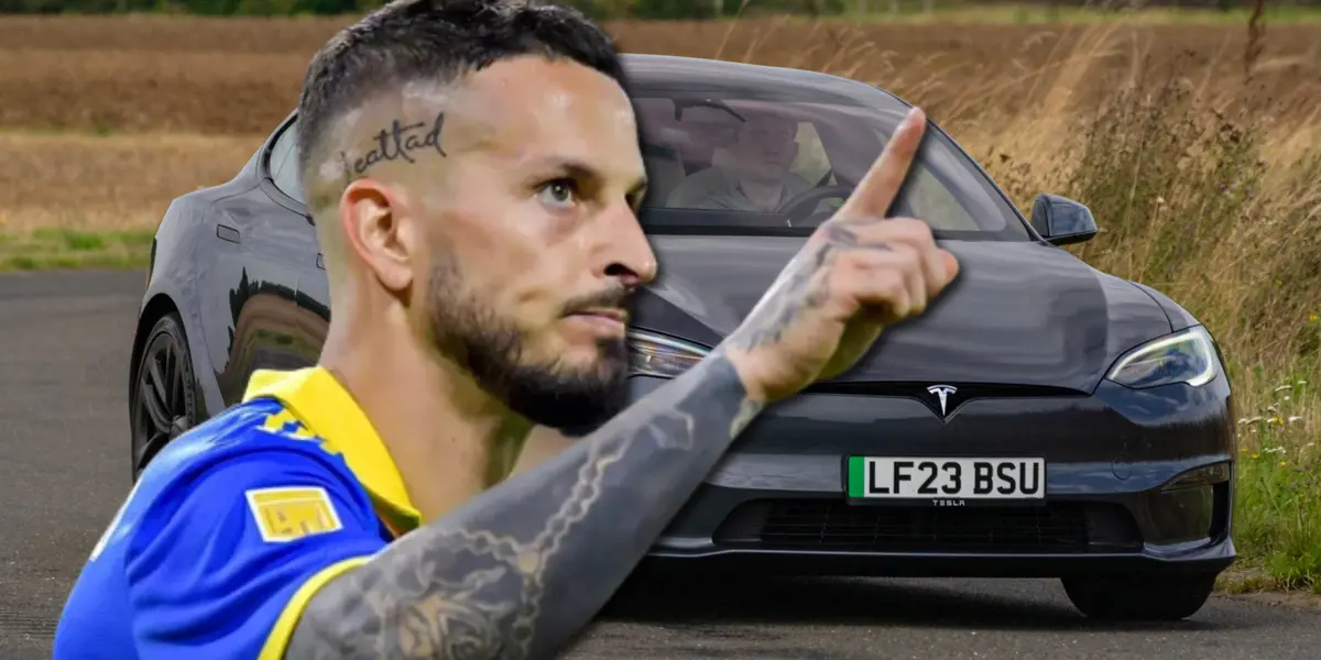 Darío Benedetto y de fondo un coche Tesla.