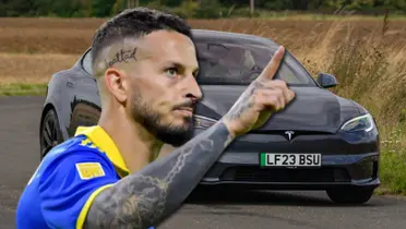 Darío Benedetto y de fondo un coche Tesla.
