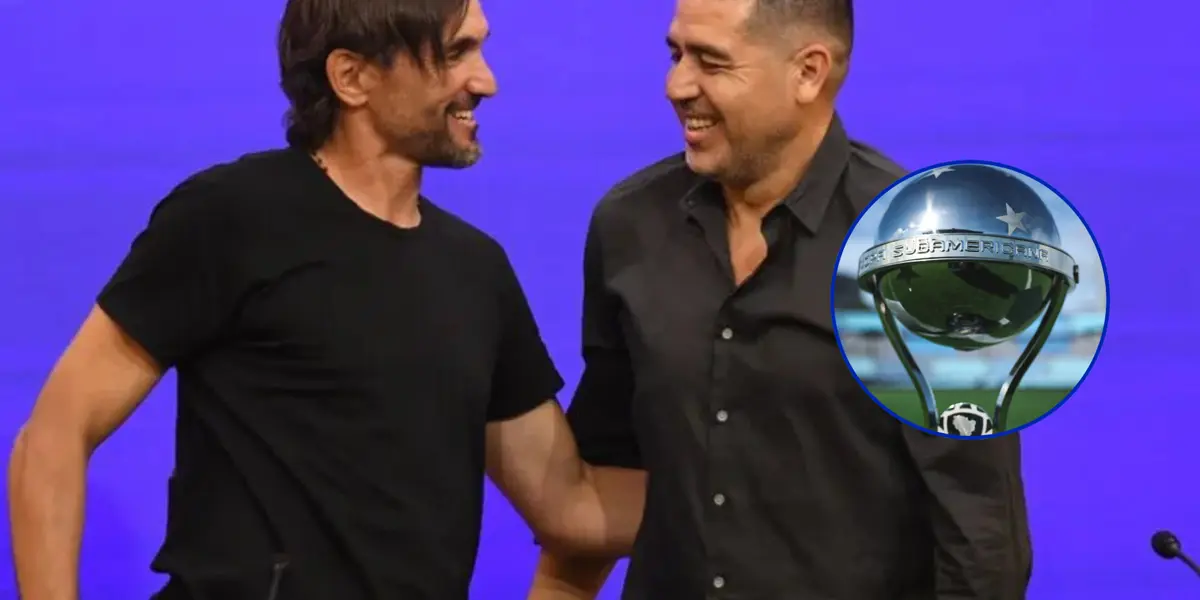 Diego Martínez abrazando a Riquelme en conferencia de prensa.