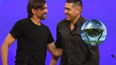 Diego Martínez abrazando a Riquelme en conferencia de prensa.