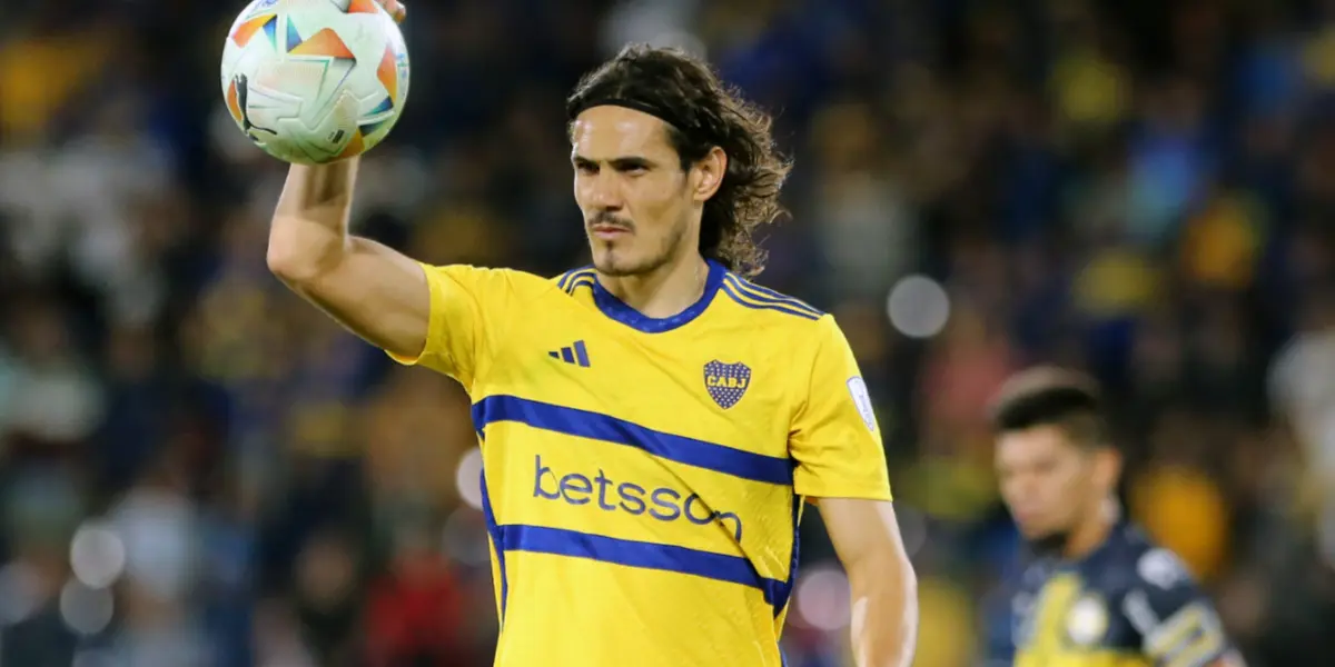 Edinson Cavani con la pelota durante el Boca vs Sportivo Trinidense.