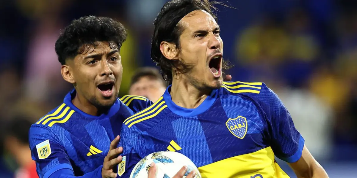 Edinson Cavani festejando un gol con Boca junto a Cristian Medina.