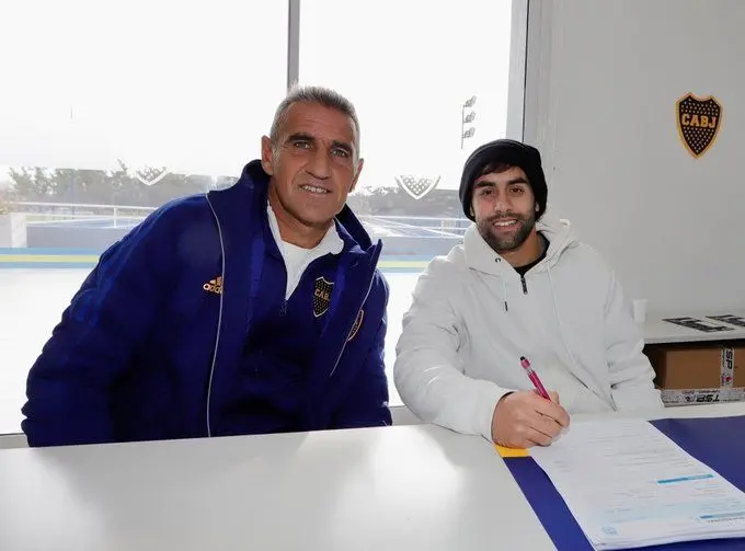 El club azul y oro oficializó la salida de Alexander Fernández, pero antes extendió su contrato hasta el 2024.