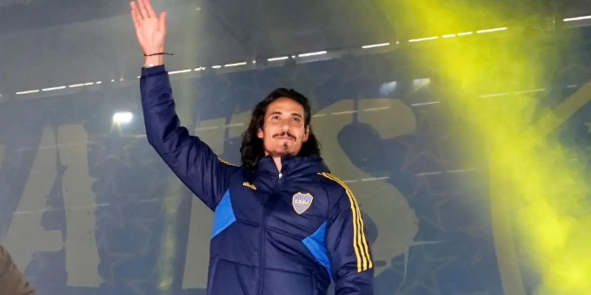El delantero uruguayo fue presentado en la Bombonera y recibió una calurosa bienvenida por parte del hincha de Boca Juniors.