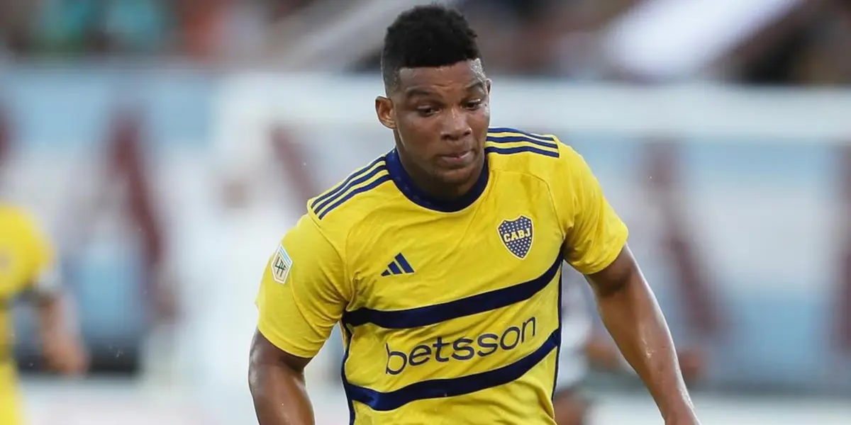 Frank Fabra en acción con la camiseta suplente de Boca.