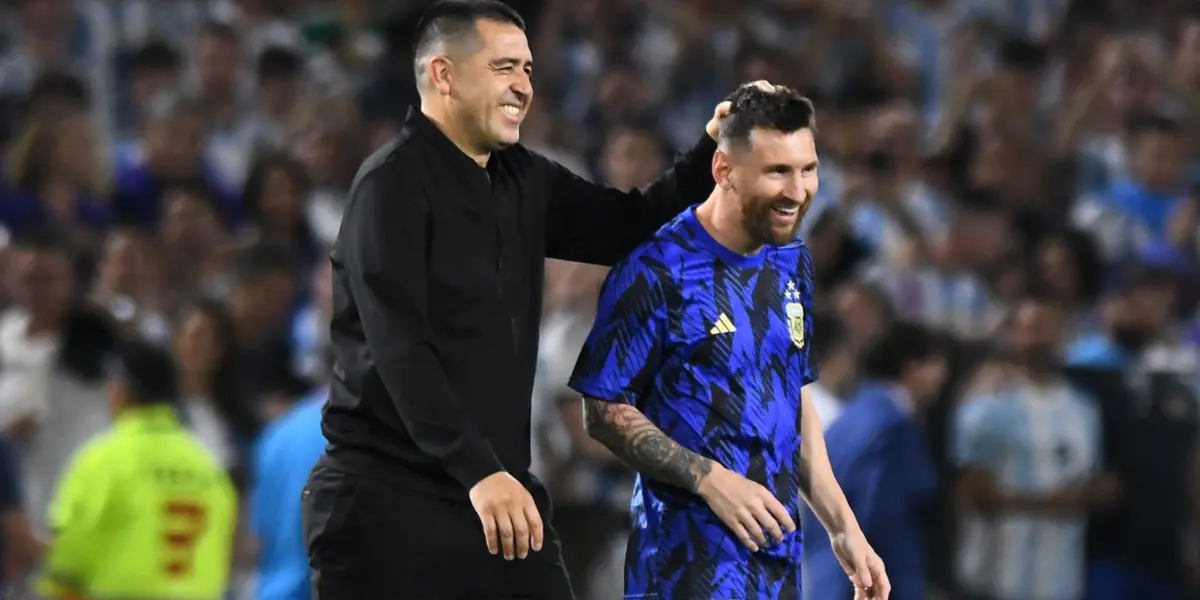 Juan Román Riquelme estuvo presente en el campo de juego de la Bombonera previo a Argentina - Uruguay.