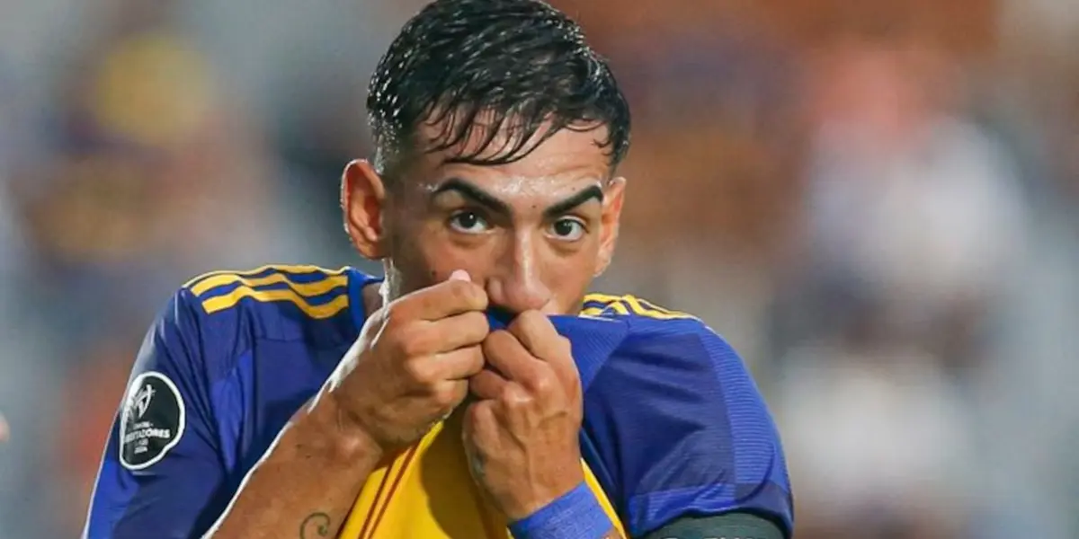 Lautaro Di Lollo besando el escudo de Boca.