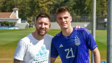 Lionel Messi y Kevin Zenón, durante una concentración de la Selección Argentina Sub-23.