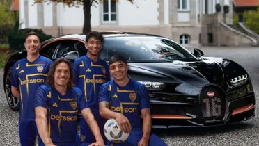 Los jugadores de Boca posando y detrás, un Bugatti Chyron.
