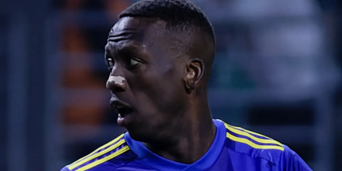 Luis Advíncula en acción con la camiseta de Boca.