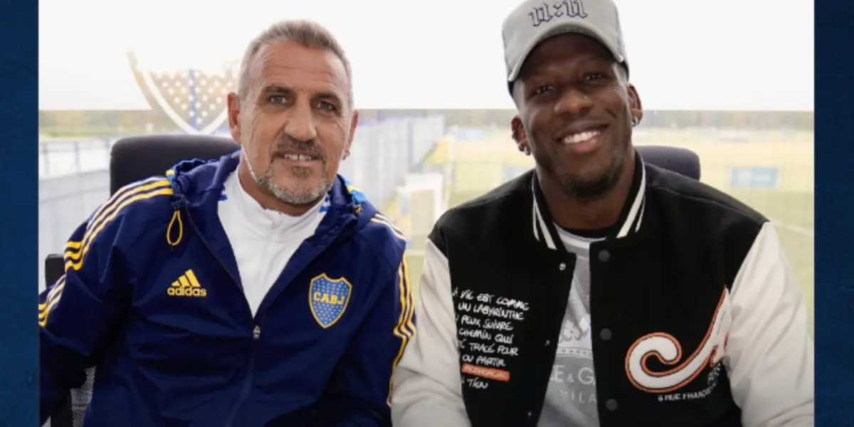 Luis Advíncula firmando su contrato con Boca junto a Raúl Cascini.
