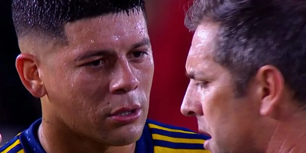 Marcos Rojo con el árbitro Fernando Echenique en el Boca-Estudiantes.