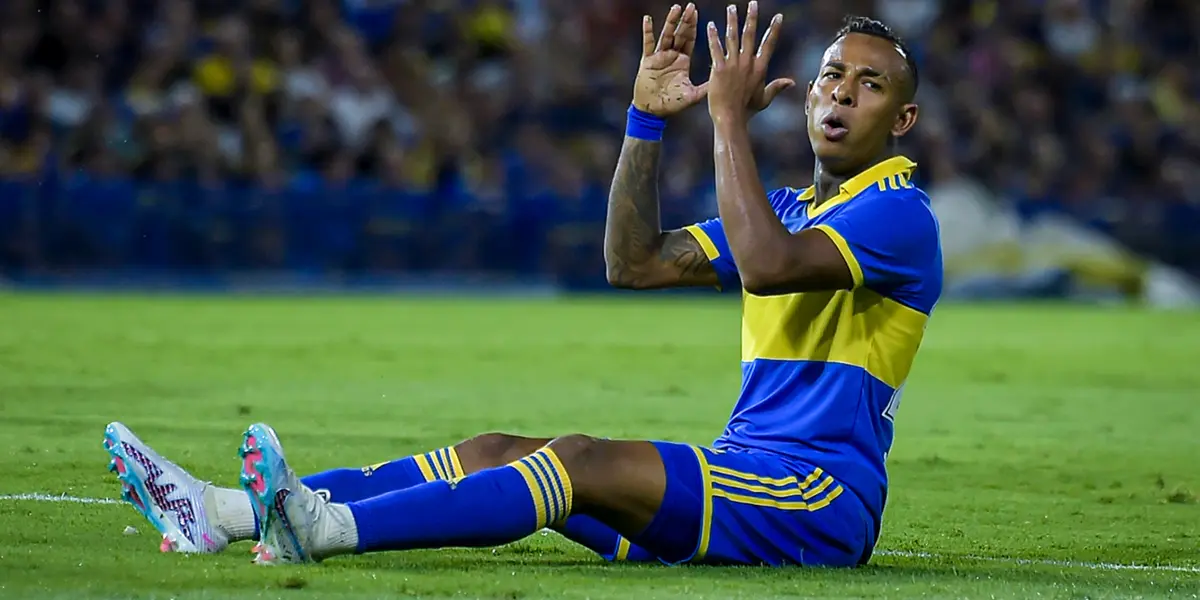 Sebastián Villa en el césped con la camiseta de Boca.