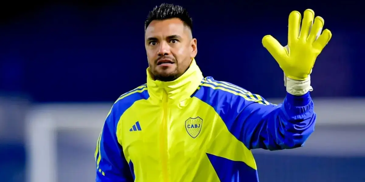 Sergio Romero luciendo una campera de Boca Juniors.