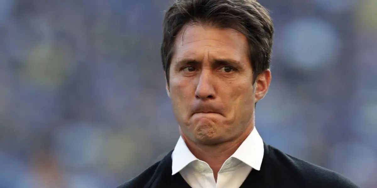 Guillermo Barros Schelotto de traje dirigiendo a Boca.