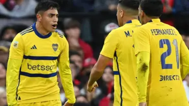 Luca Langoni, Miguel Merentiel y Equi Fernández festejando un gol de Boca.